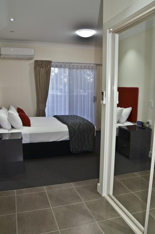 Swagsman Motel Miles Экстерьер фото