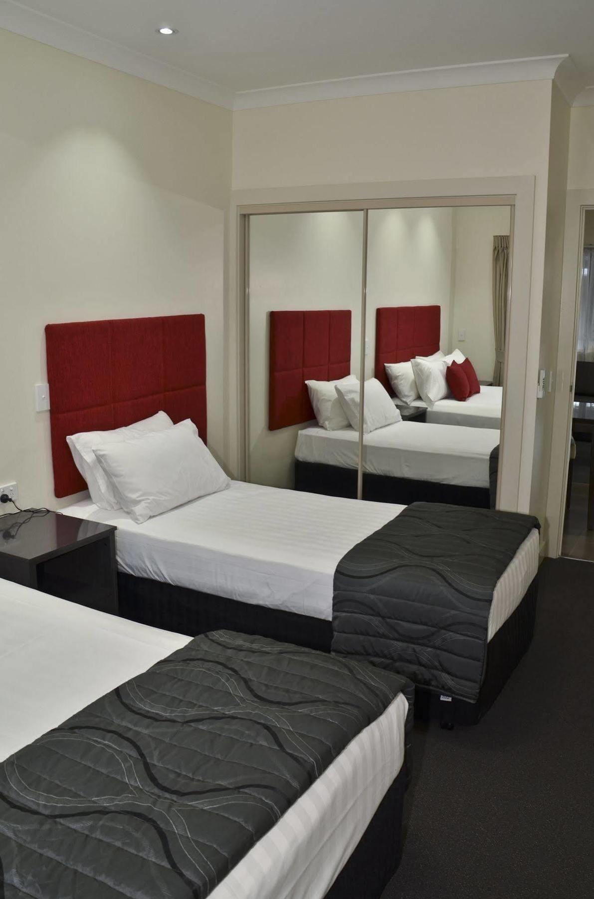 Swagsman Motel Miles Экстерьер фото